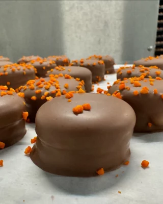 CHOCO MAC TENTATION TROPICALE 🧡

Plongez-vous dans la fabrication de nos Choco Mac Tentation Tropicale ✨ Ces créations combinent nos délicieux macarons Mangue Passion, enrobés d’une fine coque de chocolat 🤤 

#macarons #chocolat #chocomac #fabrication #francemacaron