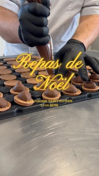 ✨🎄REPAS DE FÊTE ✨🎄

La paroisse Saint-Pothin du 6 eme arrondissement de Lyon offre chaque mois un repas aux sans abris et aux plus démunis. 🙏🏼

En cette periode de fêtes, nous avons contribué au chaleureux déjeuner de fin d’année, en offrant nos macarons framboise, chocolat, vanille et pistache pour accompagner ce moment si spécial 🎁

Cette attention est une manière pour nous de répandre un peu de plaisir, de joie et de gourmandise en cette saison de partage ✨

Nous remercions chaleureusement les paroissiens pour les témoignages de sympathie adressés en retour ✨ 

#repasdenoel #repasdefete #dons #partage #entraide #gourmandise