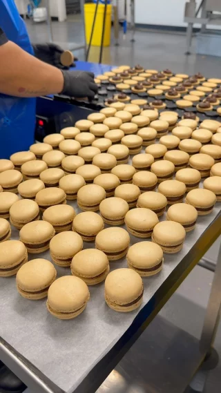 Toute la délicatesse de l’assemblage de nos macarons cafés ! 
Bonne semaine à tous ☕️👨‍🍳

#macaron #gourmandise #patisserie #cafe
