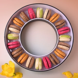 La fête des pères approche à grands pas … 🩵 

Parce qu’ils le méritent, offrez-leur notre coffret Élégance de 20 macarons ✨ 

Disponibles dans notre boutique en sortie d’atelier 👨‍🍳 

#macarons #cadeau #fetedesperes #gourmandise #papas