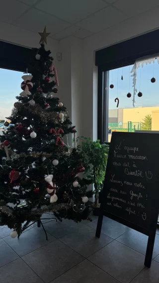 🎄 La boutique est prête pour les fêtes 🎄

Décorations en place, sapin garni et macarons disponibles pour vos envies gourmandes ou vos idées cadeaux. 😋

On vous attend en boutique ✨
👉🏻 420 Avenue porte ouest, 01480 Fareins

#Macarons #Décoration #LesMacaronsdOlivierlAtelier